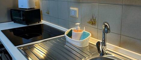 Køleskab, ovn, kogeplade, kaffe-/temaskine