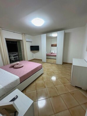 Bügeleisen/Bügelbrett, Reisekinderbett, kostenloses WLAN, Bettwäsche