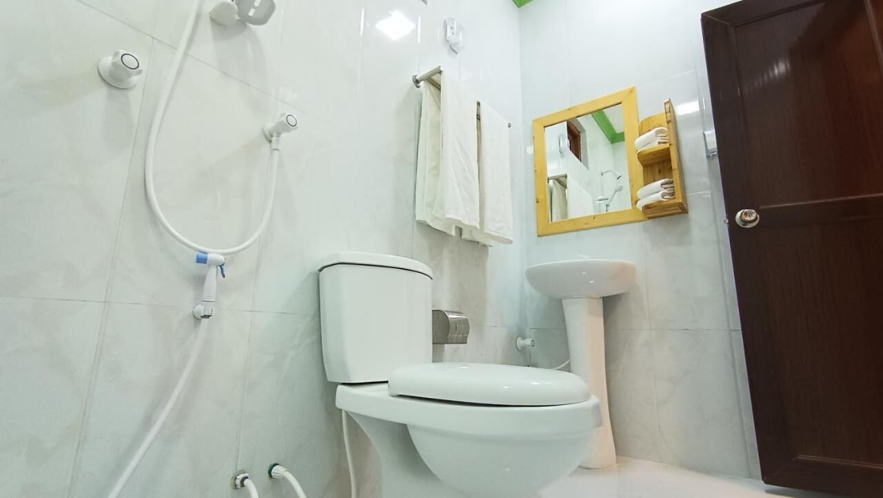 Ein Badezimmer mit Toilette, Waschbecken und Dusche.