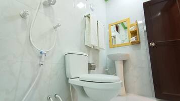 Ein Badezimmer mit Toilette, Waschbecken und Dusche.