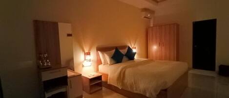 Deluxe-dobbeltværelse - udsigt til have | Strygejern/strygebræt, gratis Wi-Fi