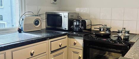 Kühlschrank, Mikrowelle, Ofen, Herdplatte