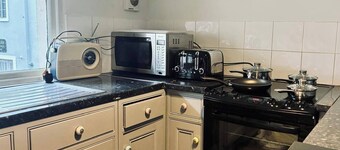 3-bed Seaside Haven - Sleeps 7 & Pet Friendly