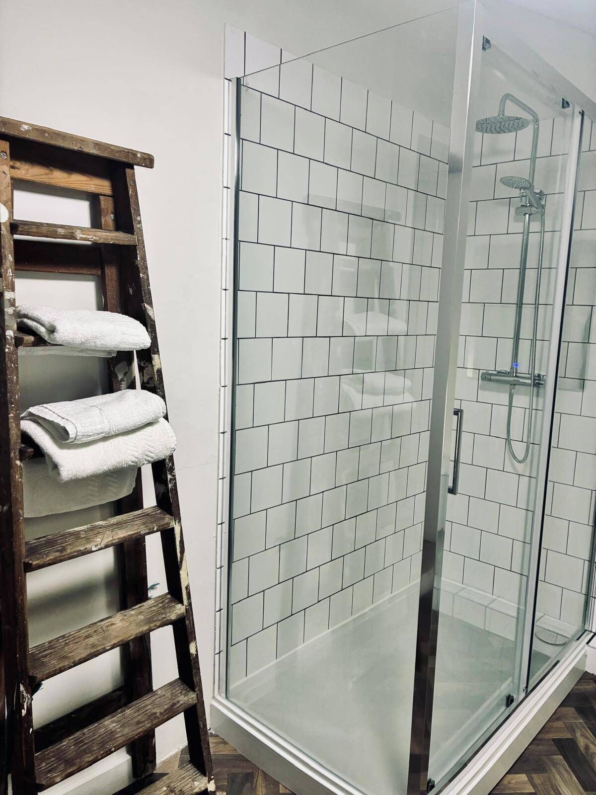 Een douche, handdoeken