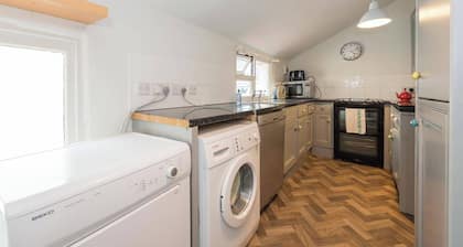 3-bed Seaside Haven - Sleeps 7 & Pet Friendly