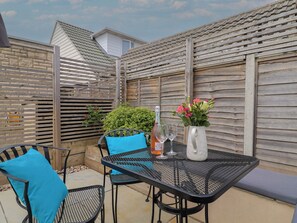 Outdoor dining - Cedar Drive (Weymouth)