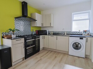 Cookware/dishes/utensils - Cedar Drive (Weymouth)