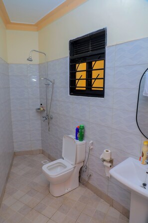Shower, bidet, towels, soap - Cozy & Serene 1BDR Get away in Nsambya, 1km to the US-Embassy. (Kampala)