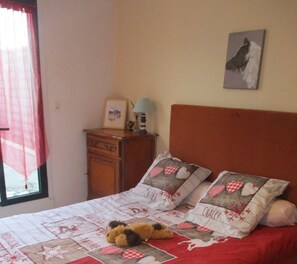 2 bedrooms, iron/ironing board, internet