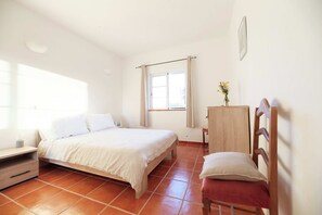 4 habitaciones, escritorio, tabla de planchar con plancha y wifi gratis 