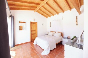 4 bedrooms, desk, iron/ironing board, free WiFi