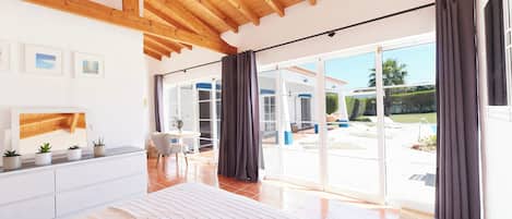 4 bedrooms, desk, iron/ironing board, free WiFi