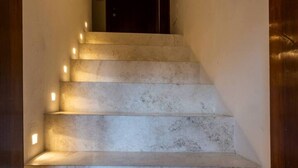 Una escalera con superficie texturizada e iluminación integrada.