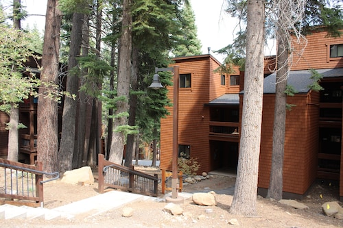 HOA Pool, Mtn bike dreamer from our Ski Trail Condo in Northstar