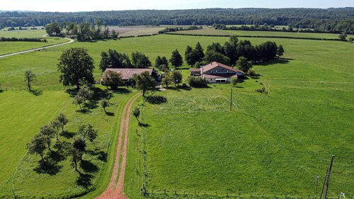 Spacious cozy and pet friendly Gîte (6pers with 3 bdrms/2 baths/3 toilets).