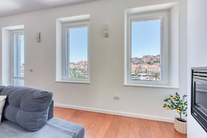 Attico familiare, 2 camere da letto, 2 bagni, fronte mare (The Perfect View Penthouse Design) | Soggiorno | Smart TV 21 pollici con canali via cavo, caminetto