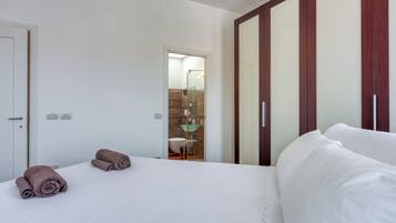 2 kamar tidur, setrika/meja setrika, Wi-Fi gratis, dan seprai linen