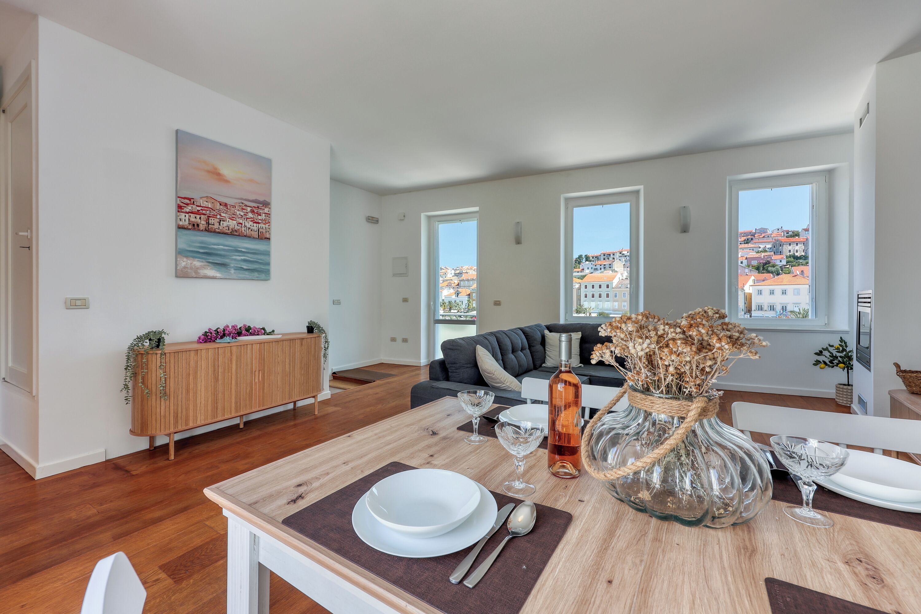 Penthouse dành cho gia đình, nhiều phòng ngủ, 2 phòng tắm (The Perfect View Penthouse Design) | Nội thất