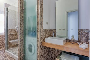 Shower, hair dryer, bidet, towels - The Perfect View Penthouse Design Apt. (Mali Losinj)