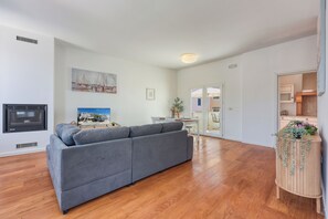 Penthouse familiar, varias habitaciones, 2 baños, frente al mar (The Perfect View Penthouse Design) | Área de sala de estar | Smart TV de 21 pulgadas con canales por cable y chimenea 