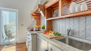 Fridge, oven, stovetop, dishwasher