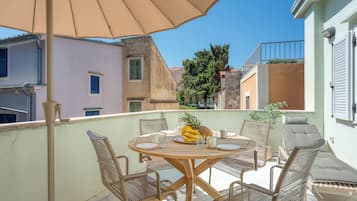 Family Penthouse, Multiple Bedrooms, 2 Bathrooms, Sea Facing (The Perfect View Penthouse Design) | Outdoor dining
