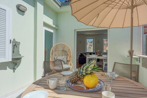 Family Penthouse, Multiple Bedrooms, 2 Bathrooms, Sea Facing (The Perfect View Penthouse Design) | Outdoor dining