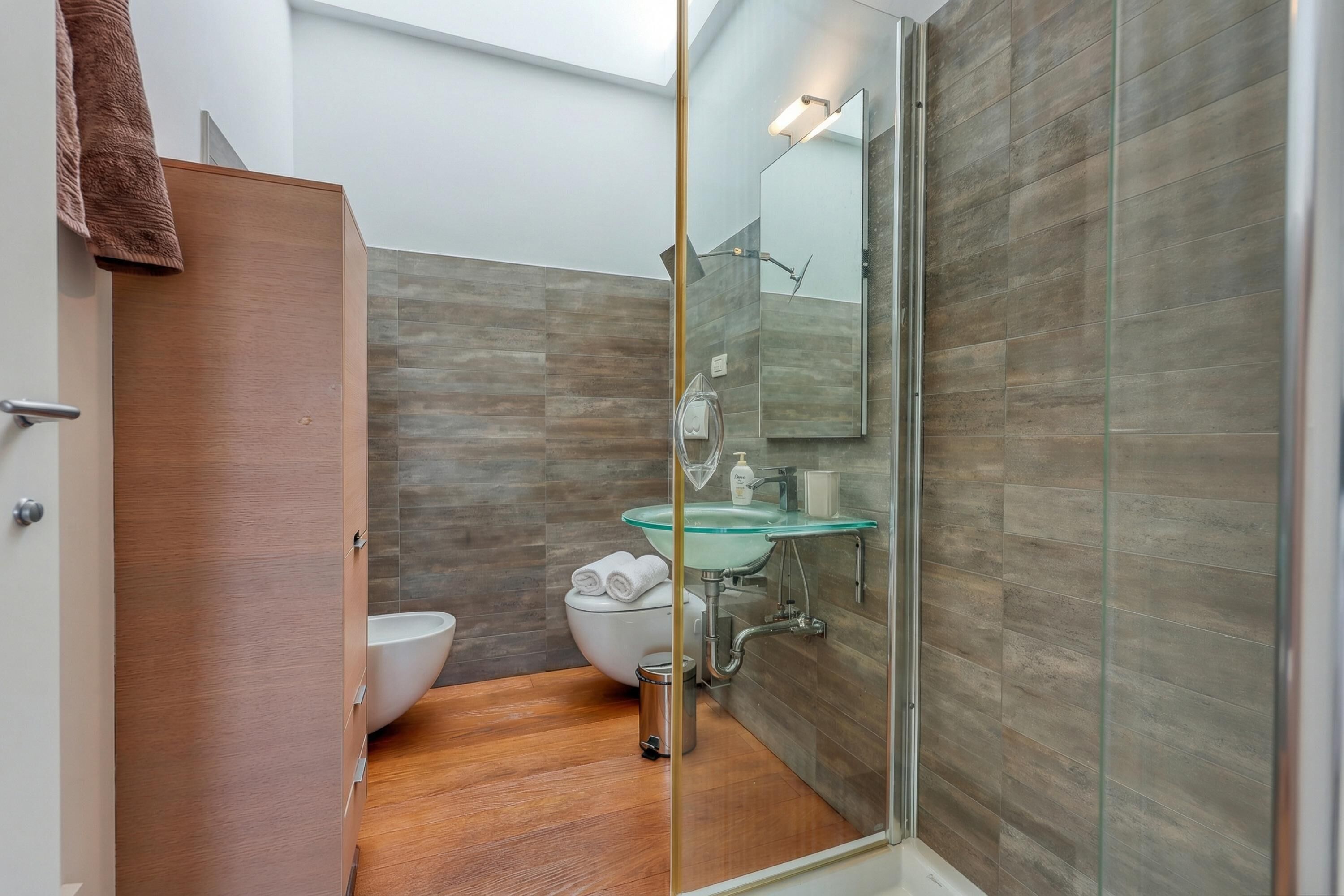 家庭顶层房, 多间卧室, 双浴室, 临海 (The Perfect View Penthouse Design) | 浴室 | 淋浴设施、吹风机、坐浴桶、毛巾