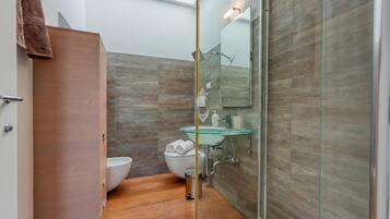 Penthouse familiar, varias habitaciones, 2 baños, frente al mar (The Perfect View Penthouse Design) | Baño | Regadera, secadora de cabello, bidet, toallas