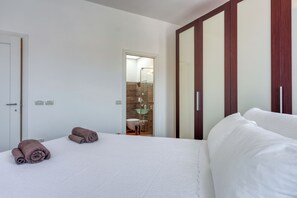 Attico familiare, 2 camere da letto, 2 bagni, fronte mare (The Perfect View Penthouse Design) | 2 camere, ferro/asse da stiro, Wi-Fi gratuito, lenzuola