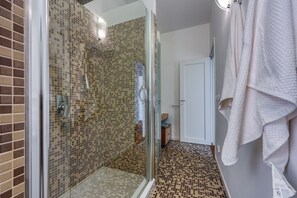 Attico familiare, camere multiple, 2 bagni, fronte mare (The Perfect View Penthouse Design) | Bagno | Doccia, asciugacapelli, bidet, asciugamani