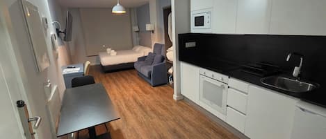 Caixa forta a l'habitació i espai de treball apte per a portàtils
