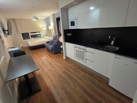 Caja de seguridad en la habitación y espacio para trabajar con laptop 