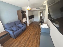 Caja de seguridad en la habitación y espacio para trabajar con laptop 