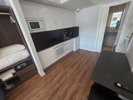 Caja de seguridad en la habitación y espacio para trabajar con laptop 