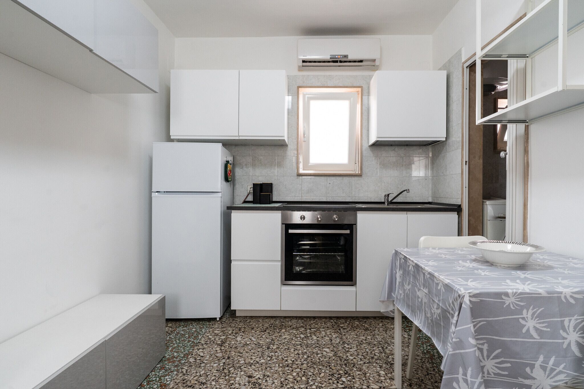 Kühlschrank, Ofen, Kochgeschirr/Geschirr/Besteck, Esstisch