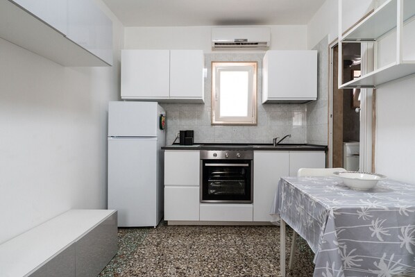 Fridge, oven, cookware/dishes/utensils, dining tables