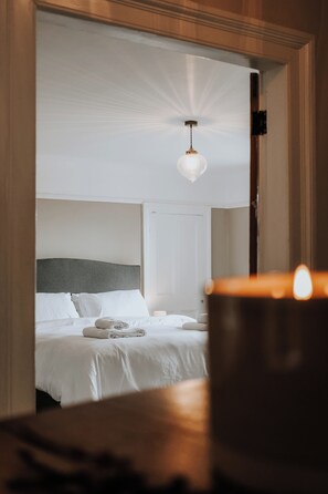 5 bedrooms, desk, iron/ironing board, travel crib