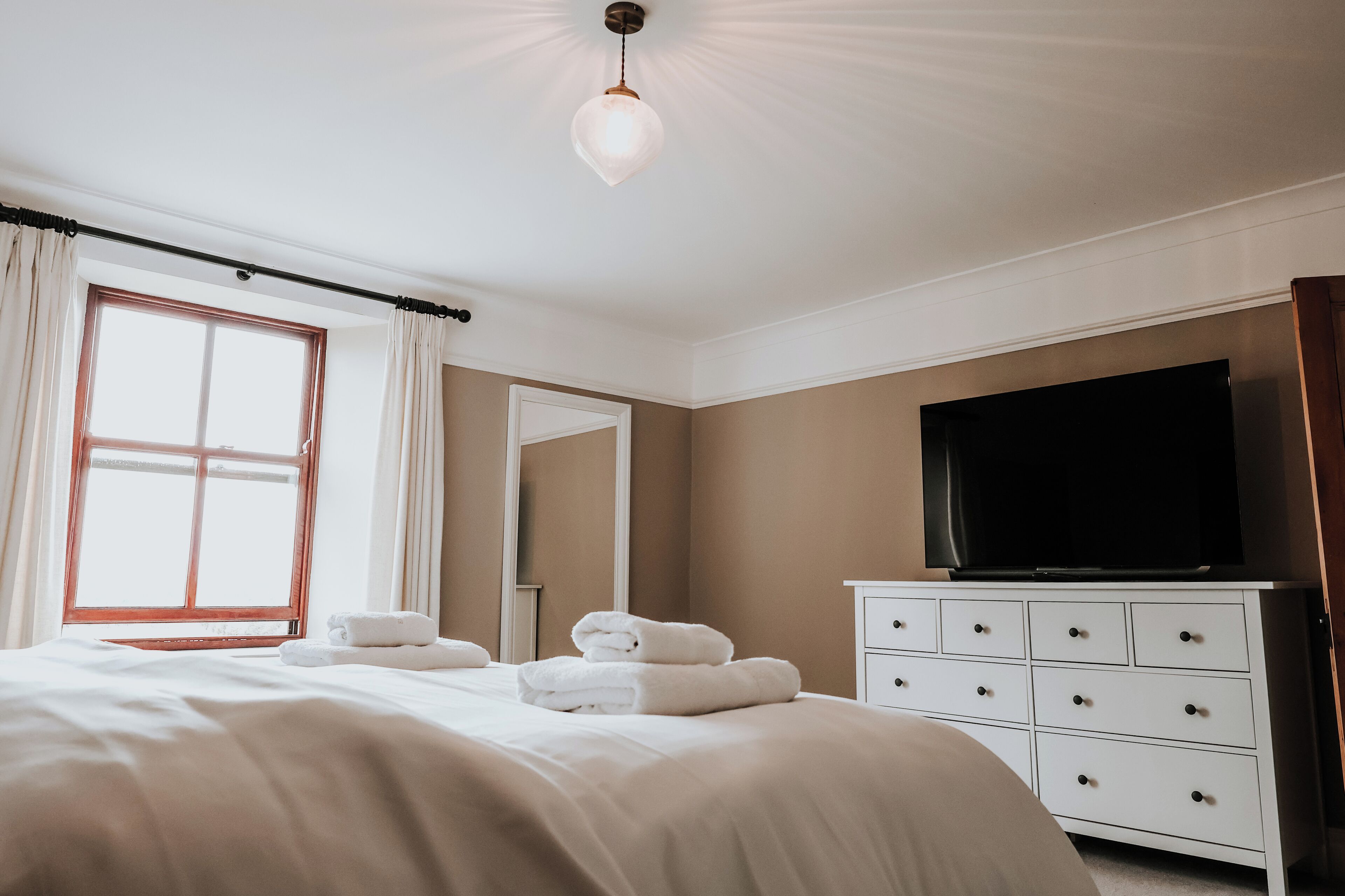 5 soveværelser, skrivebord, strygejern/strygebræt, weekendseng