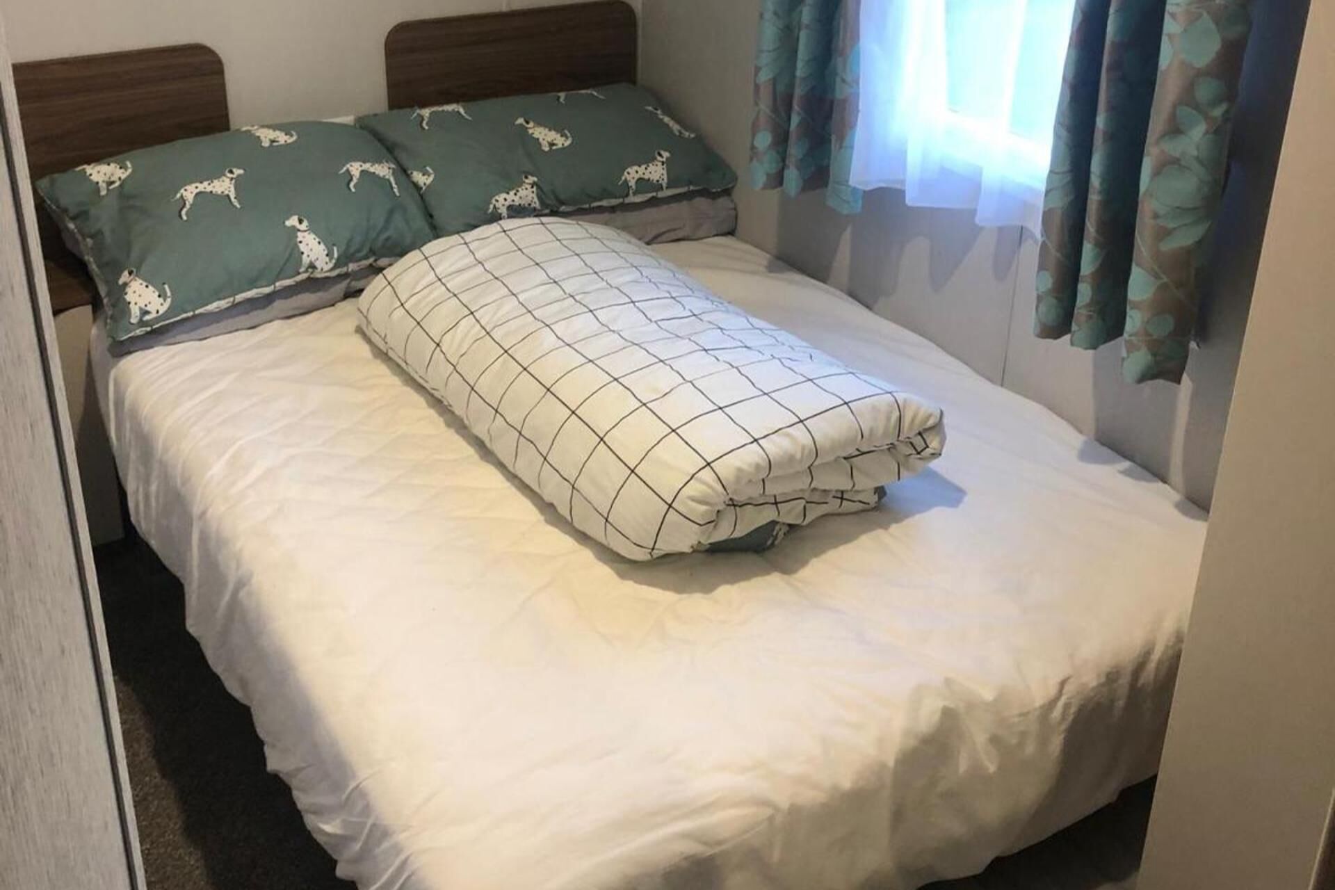 3 bedrooms, iron/ironing board, bed sheets
