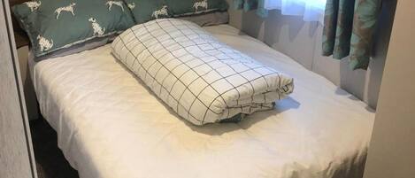 3 bedrooms, iron/ironing board, bed sheets
