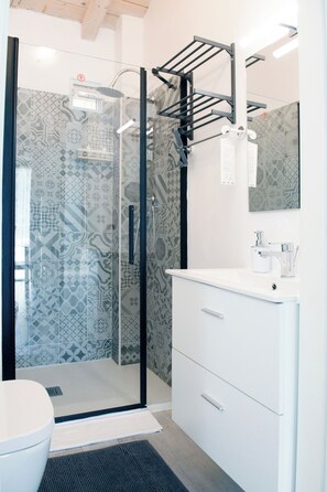 Dusche, Haartrockner, Bidet, Handtücher