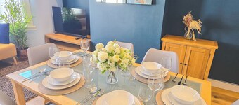Spacious 3BR Flat - Heart of Leigh Dining Scene