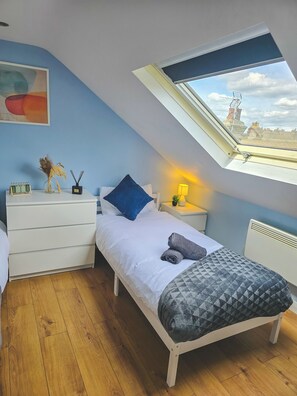 3 habitaciones, tabla de planchar con plancha, wifi y ropa de cama 