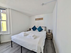 4 habitaciones, escritorio, tabla de planchar con plancha y wifi 