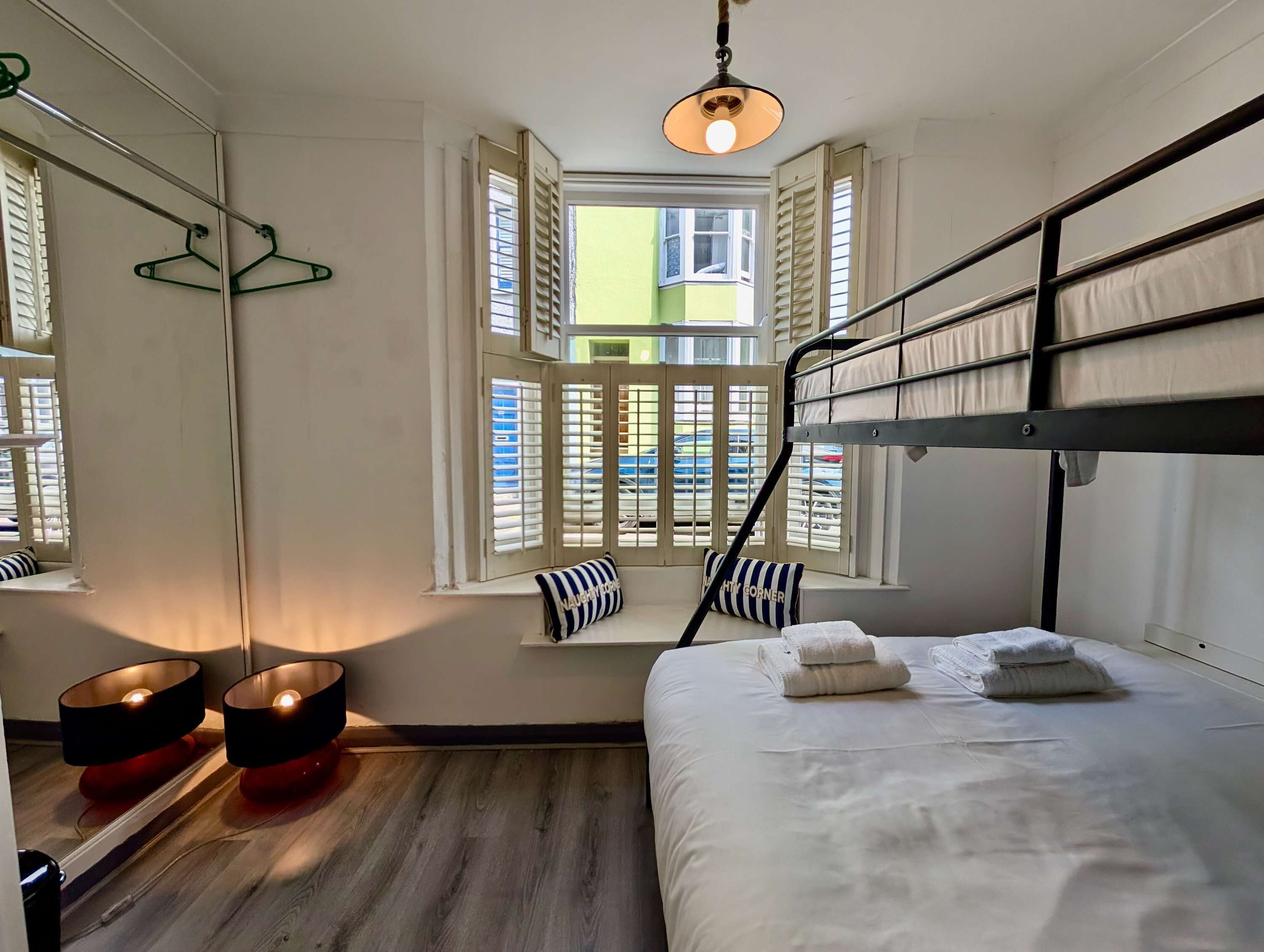 Escritorio, tabla de planchar con plancha, wifi y ropa de cama 