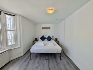 Desk, iron/ironing board, WiFi, bed sheets