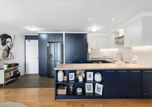 Réfrigérateur, four à micro-ondes, un four, surface de cuisson