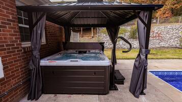 Bain à remous extérieur