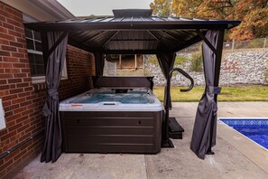 Outdoor spa tub - Spacious 4BR Retreat with salt water pool & hot tub (Danville)